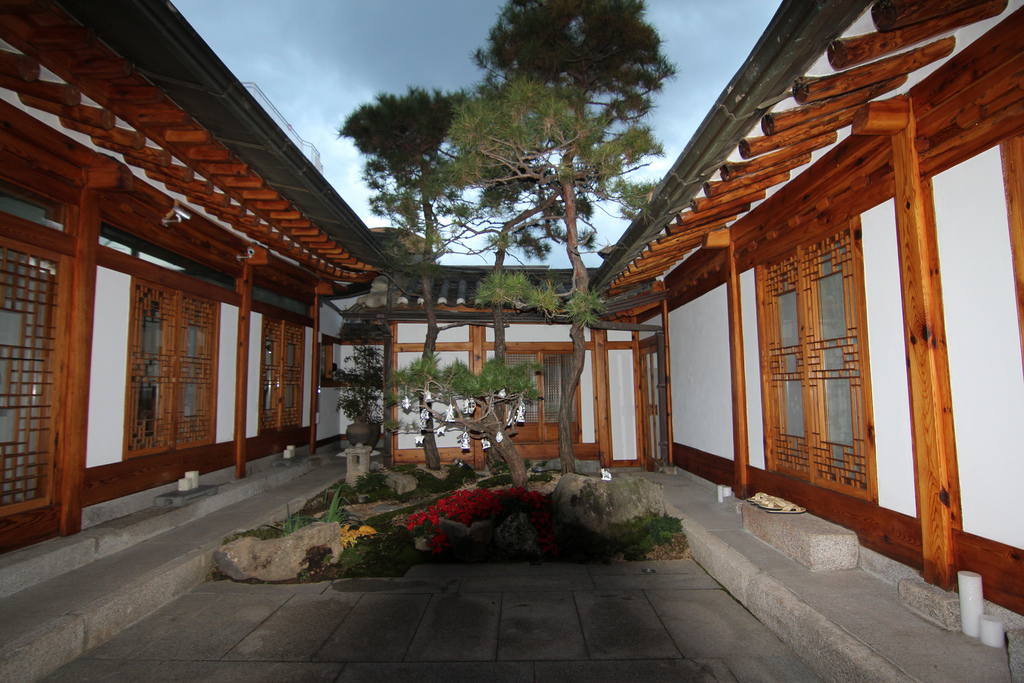 ancient-house-built-in-korean-traditional-architecture-in-jeonju-hanok